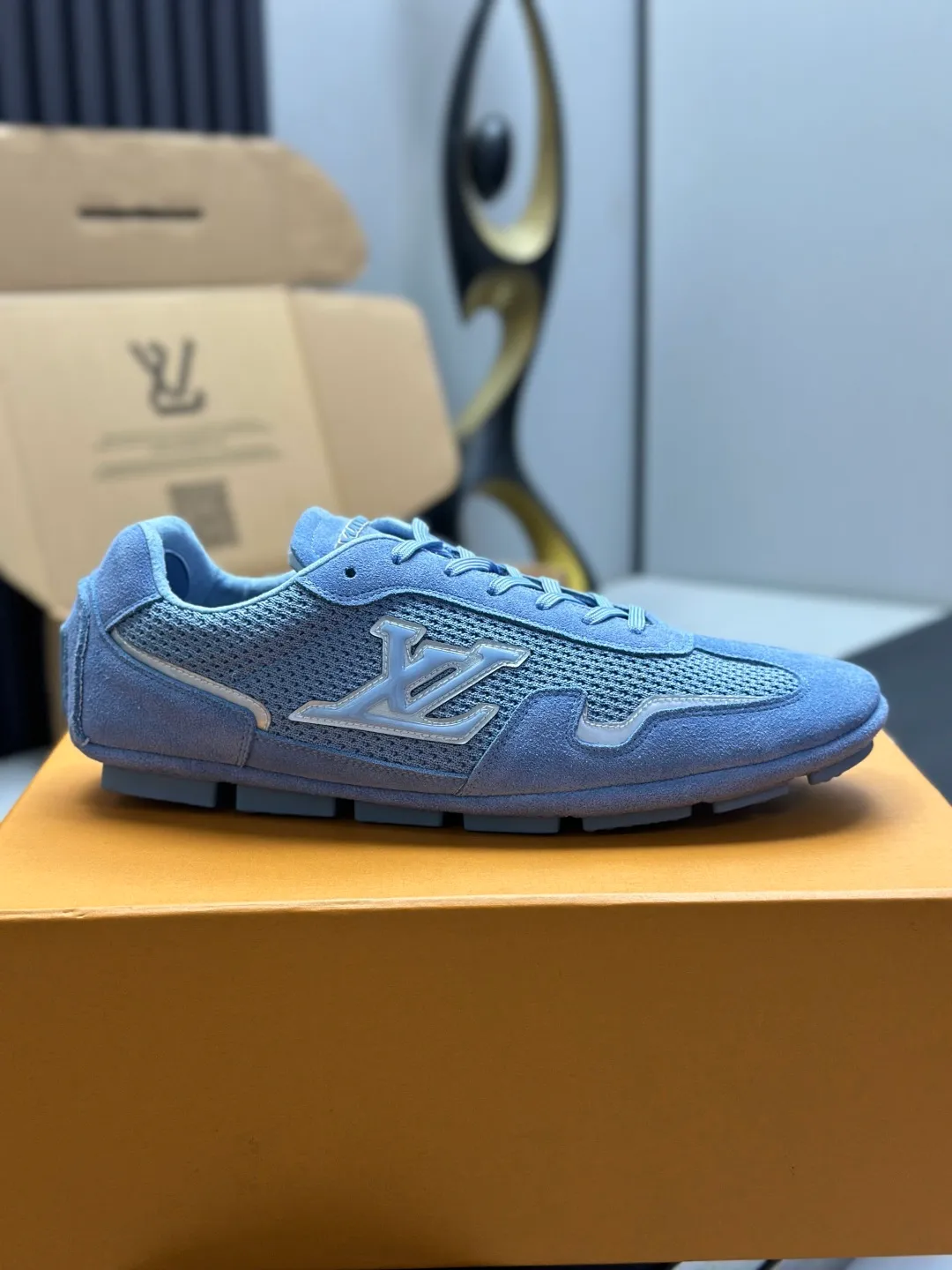 👟👟Ex-factory price 680👟👟 (Top version fully packaged) LV Louis Vuitton L Family Donkey Brand Latest Rally Series Mesh Casual Sports Shoes Doudou Shoes Original purchase, development and production This LV Rally sports shoe is made of suede cow leather and mesh fabric, and a rubber pad outsole is incorporated into the driving shoe configuration, making it a modern choice that is both comfortable and light. The LV letters on the side, the handwritten Louis Vuitton logo on the rear, and the Vuitton logo on the tongue and outsole jointly brand the brand mark. Exquisite packaging at the delivery counter🛍📦 ▪️Fabric: Original customized imported mesh + cowhide ▪️Inner lining: Original customized breathable mesh lining ▪️Outsole: Original molded anti-slip rubber material ▪️Sole thickness: 2CM ▪️Size: Men's 39-45